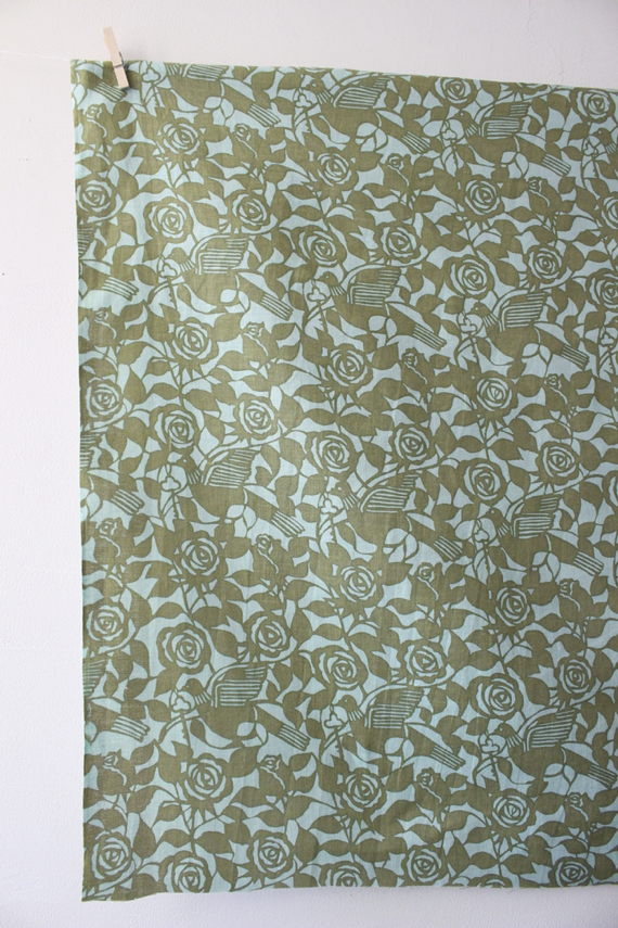 LINNETリネンプリント 薔薇と鳩 セージ×モス